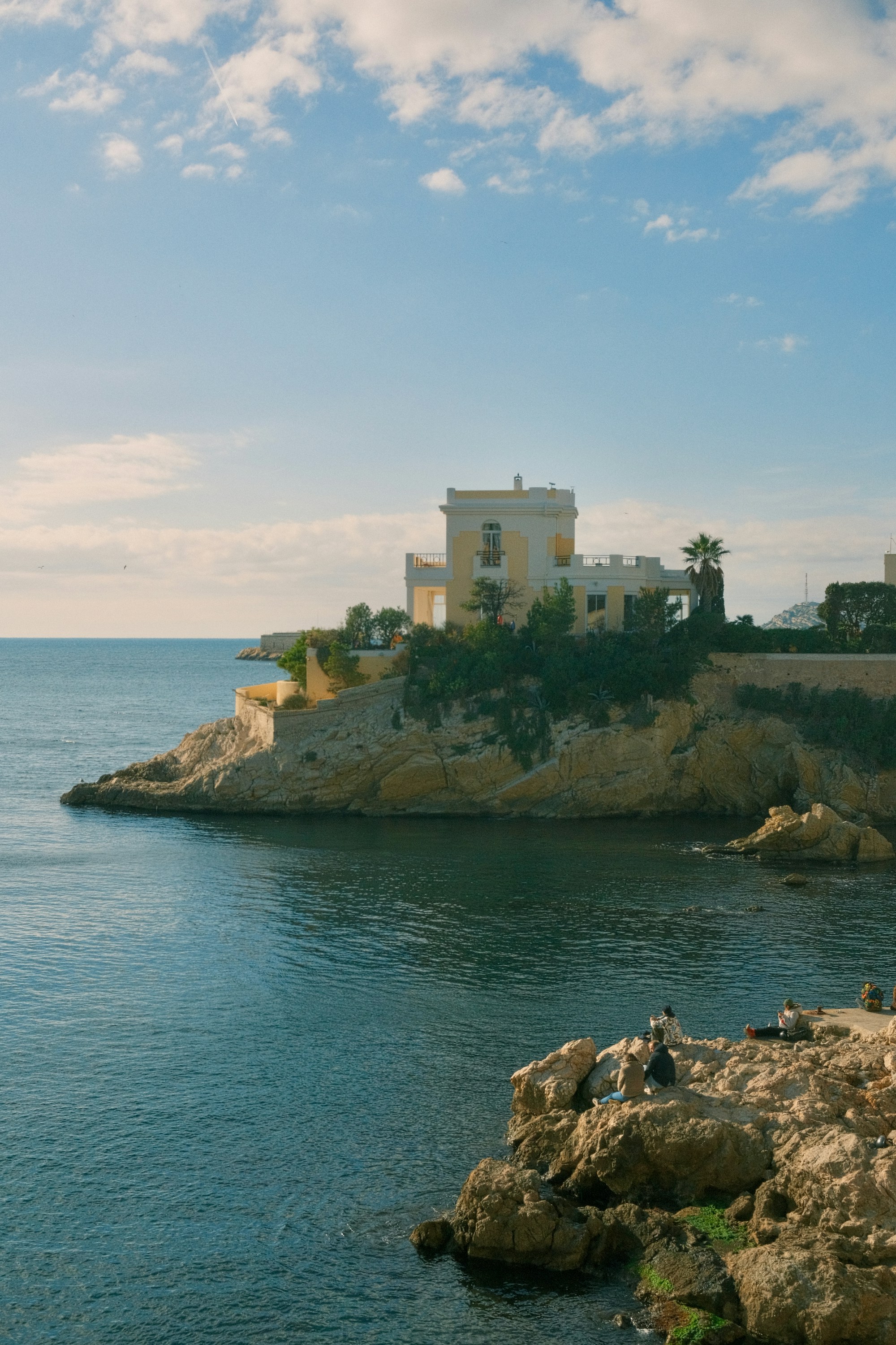 Villa méditerranéenne perchée sur une falaise au-dessus du golfe (photo Niklas, Unsplash)